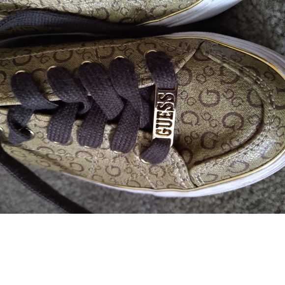 GUESS GOLD SNEAKERS - BEAUTIFUL - SIZE 7 - Picture 2 of 7
